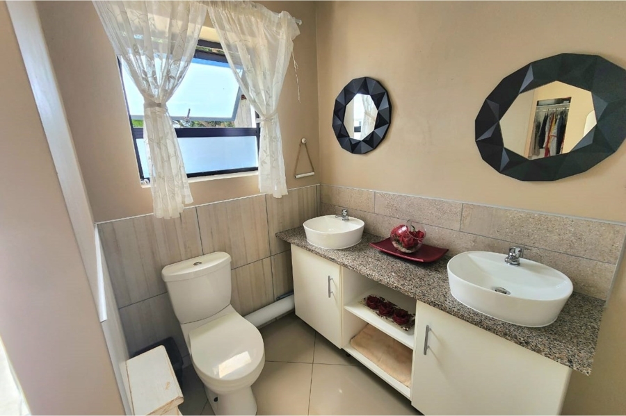 3 Bedroom Property for Sale in Wavecrest Eastern Cape